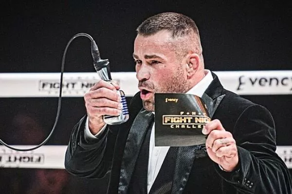Vémola jako konferenciér. Zvládl to, pochválil ho i jeho nesmiřitelný rival