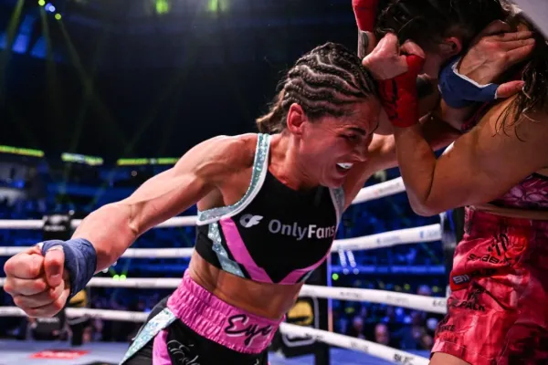 Veteránka UFC se vrátila z důchodu a v boxu bez rukavic rozdávala zlo