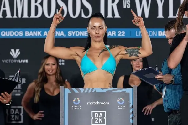 Víc si fanoušci ani nemohli přát. Boxerka na pláži nabídla dokonalý výhled