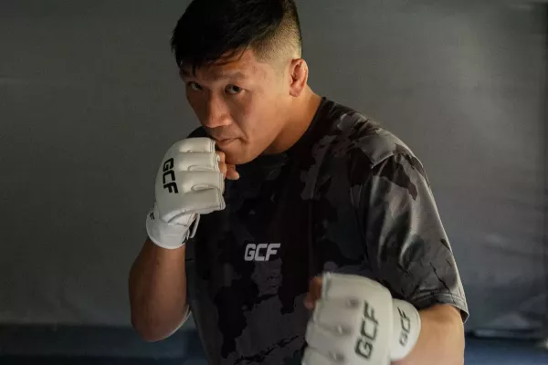 Vietnamec vyrostl na české kuchyni. Sport bylo sprosté slovo, pil colu, jedl chipsy. Teď je MMA fighterem