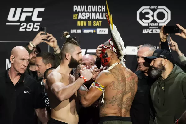 Všichni čekali na McGregora, ten nepřišel. Procházka s Pereirou zachránili UFC