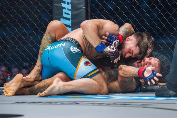 Vyděšení fanoušci v Bratislavě. Piráta odnesli lékaři na nosítkách