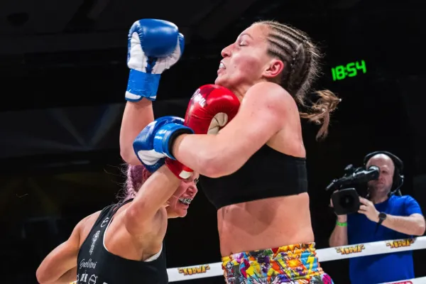 Vysokoškolačky si to rozdaly v ringu. Létaly pěsti