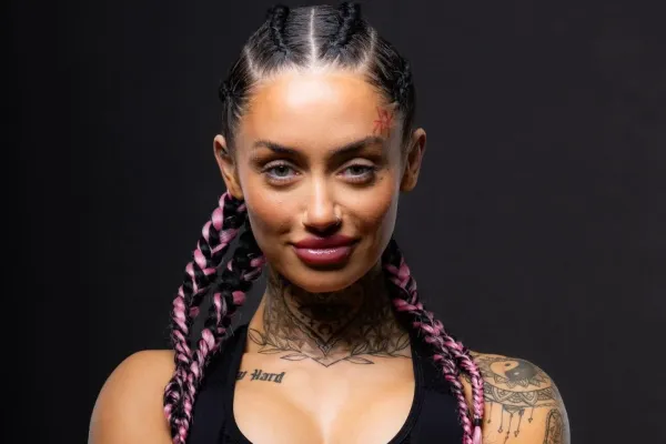 Vysvlékla se a odhalila překvapení. Boxerka jako atrakce na pouti