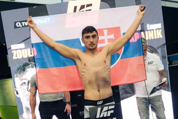 Z fotbalové branky do MMA klece. Matěj má skvělou muskulaturu, chválí Slovák českého soka