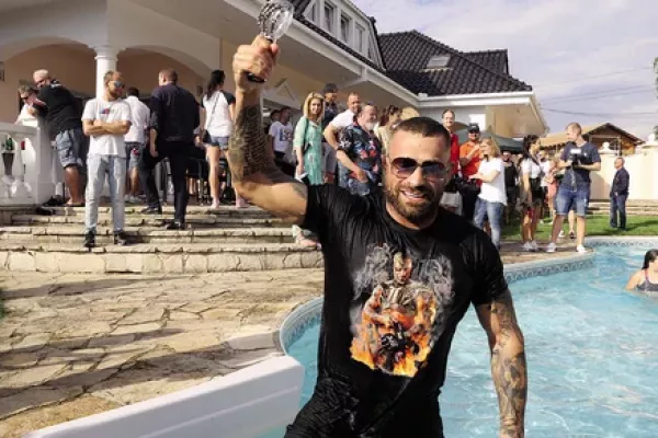 Zápasník Karlos Vémola: „Budu pracovat tak dlouho, až bude Bimbo. A velbloud Kamil, kůň Hatátitlá a oslík.“