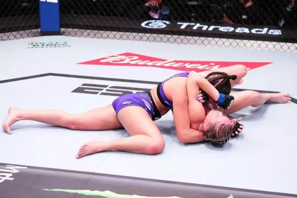 Zápis do historie UFC i odvážná taneční show. Brazilka se po výhře bavila