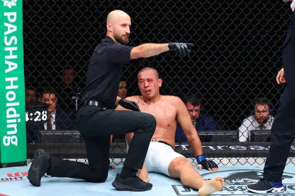 Zázrak v UFC. Schytal zakázané koleno, neviděl, přesto bojoval dál a zvítězil