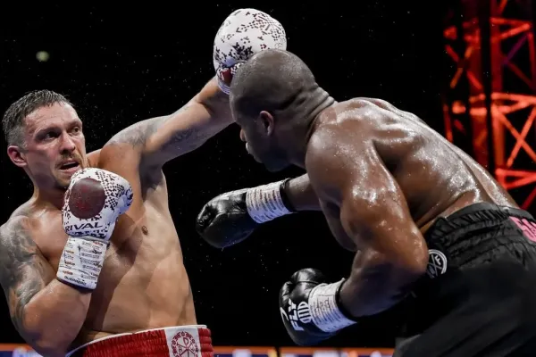 Zbavte ho titulu! Usyk naštval fanoušky, navzdory zranění skotačí a hraje fotbal