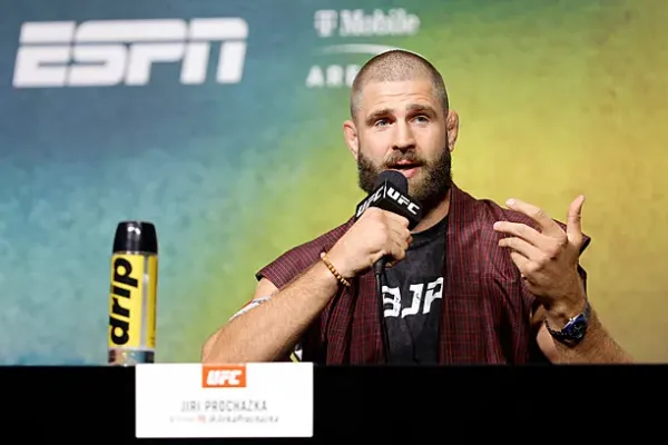 Ze šprta opět hvězdou UFC. Bomby jako pi*a, znělo v Las Vegas. Na Rusa se bučelo