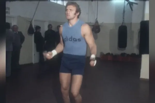 Zemřel bývalý šampion, jenž si to rozdal i s legendárním boxerem Alim