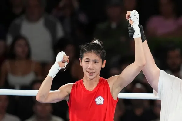 Zlatá boxerka se sporným pohlavím zpět v ringu. KO za 94 sekund