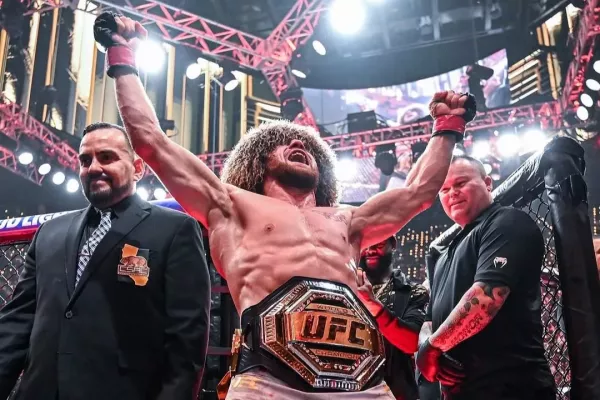 Zlomený prst? Pohoda. Šampiona UFC jen tak něco nerozhodí
