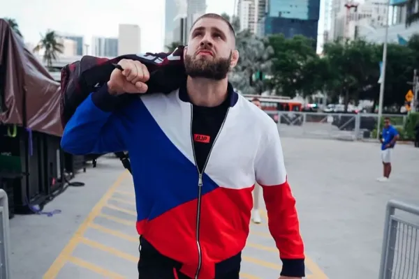 Zpátky domů a uvidíme zázrak života. Procházka chce stihnout narození dcery